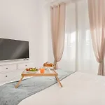 Golden Luxe - Modern Next The Apartment *