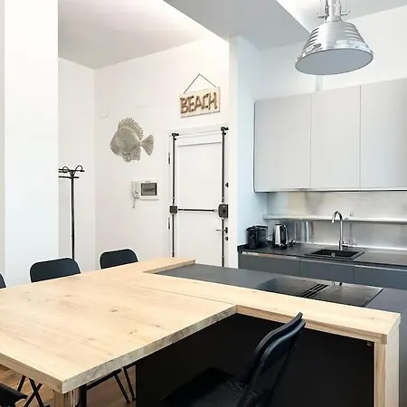 Golden Luxe - Modern Next The Apartmán