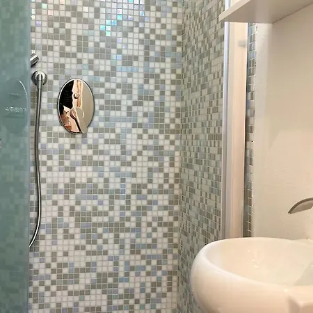 Golden Luxe - Modern Next The Apartmán *