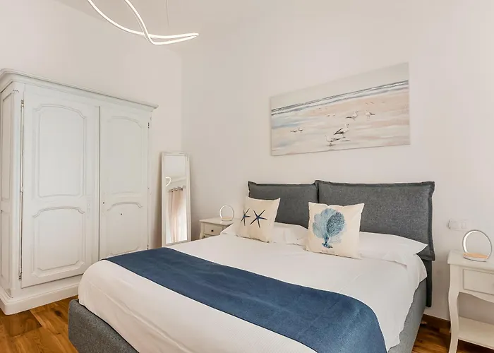 Golden Luxe - Modern Next The Viareggio